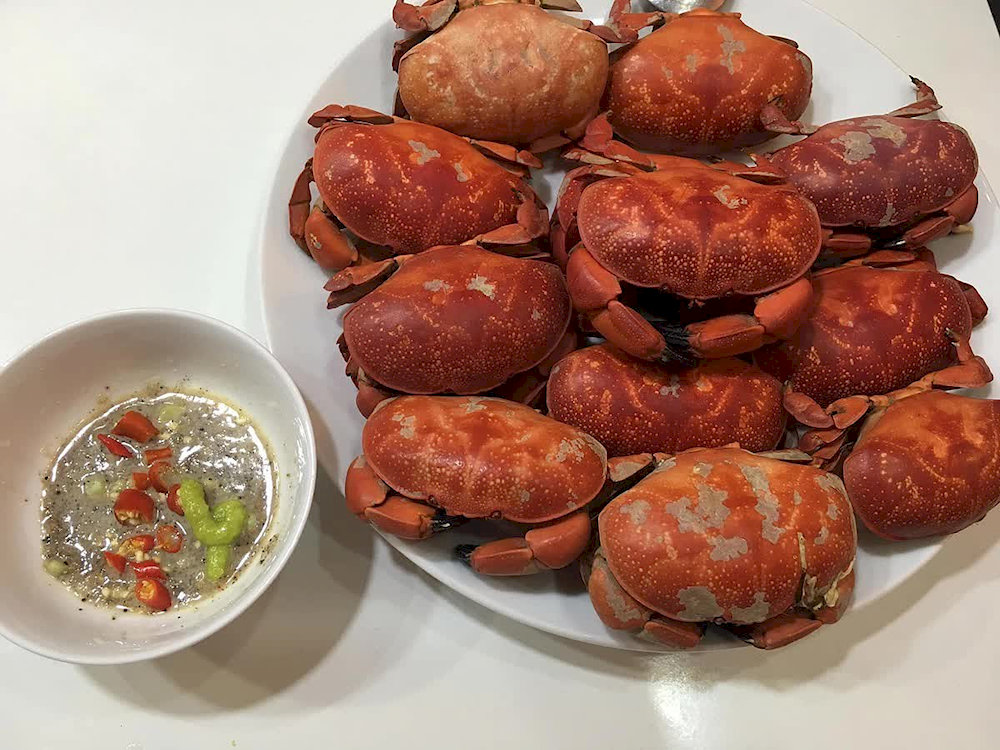 Visitor can try these tasty dishes at Cat Trang Restaurant, Hong Hanh Restaurant, Quan Lan Central Market,... which the price around 50,000 - 250,000 VND/portion